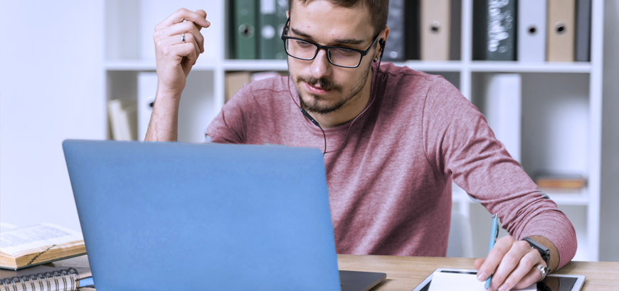 muchacho_en_computadora